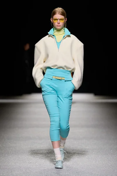 Look 16